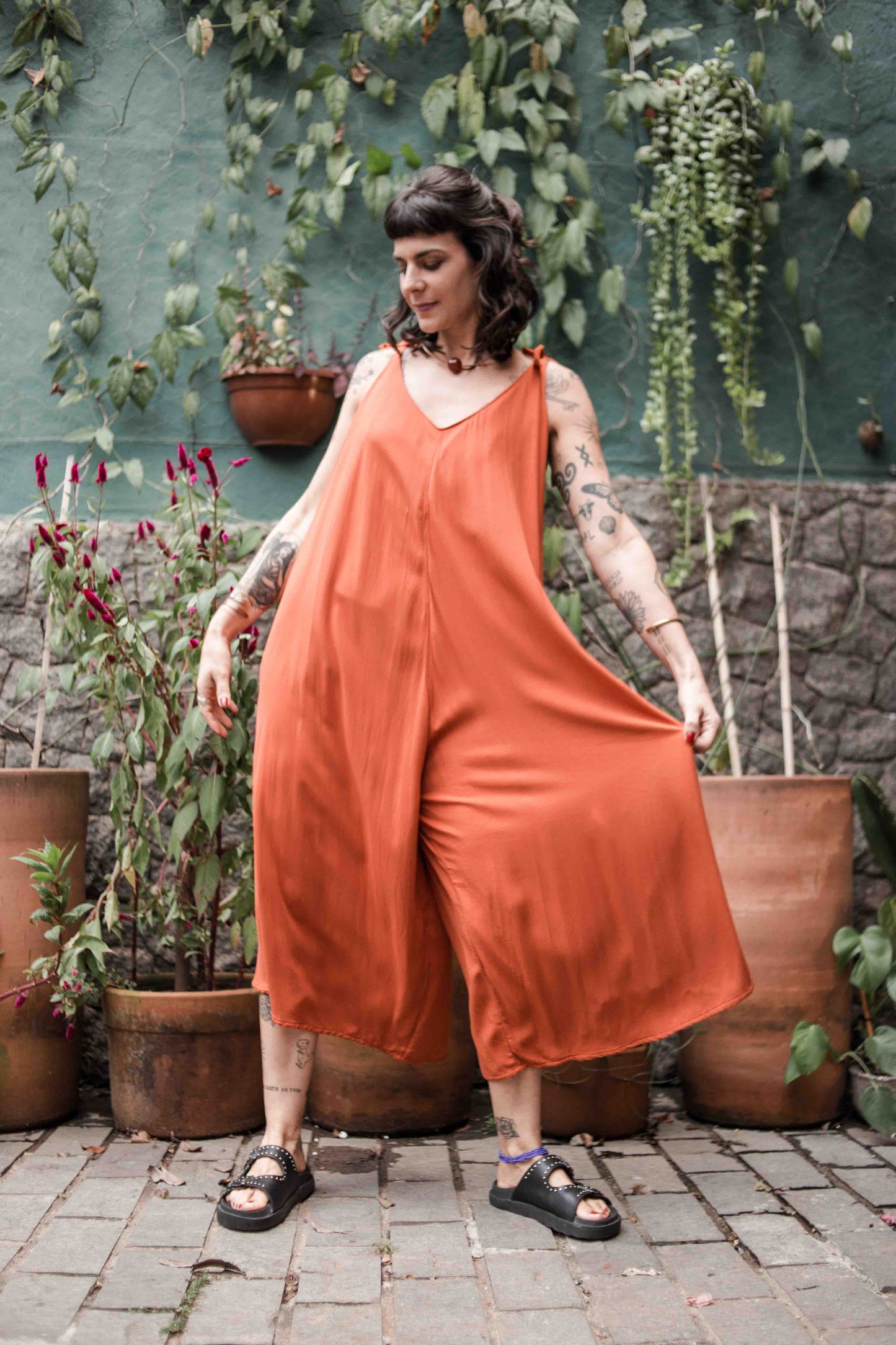 Da Pá Virada | Macacão feminino mutante • viscose sarjada terracota - Fuá Ateliê