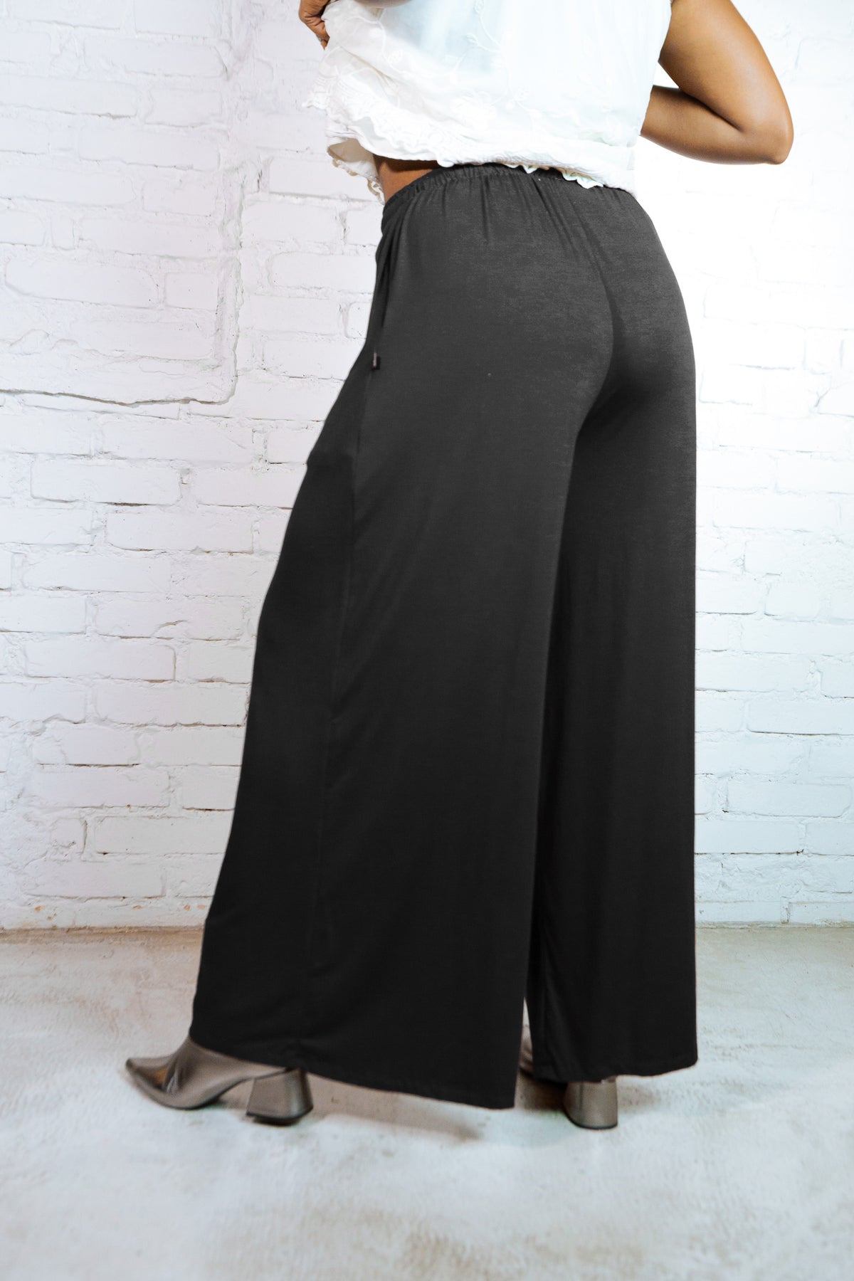 Invertida | Calça wide leg barra extra larga • viscolycra preta - Fuá Ateliê