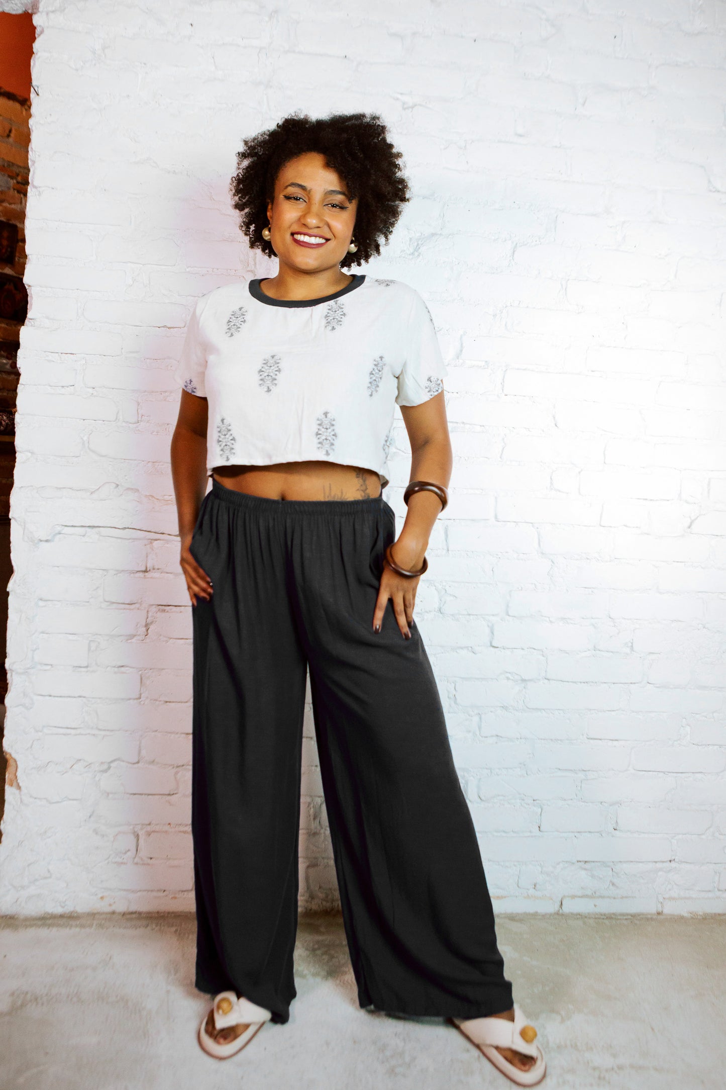 Querida | Calça pantalona fluida • viscose sarjada preta - Fuá Ateliê