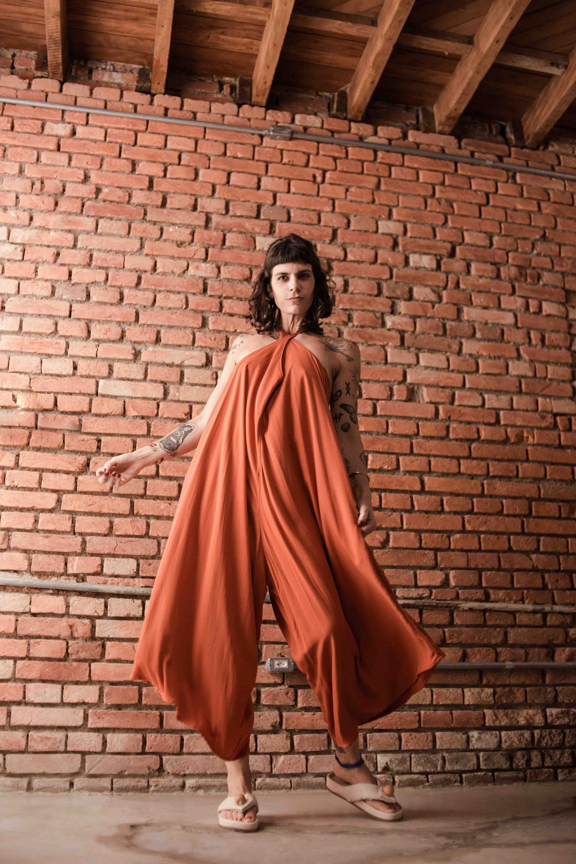 Da Pá Virada | Macacão feminino mutante 󠁯•󠁏󠁏 viscose sarjada terracota - Fuá Ateliê