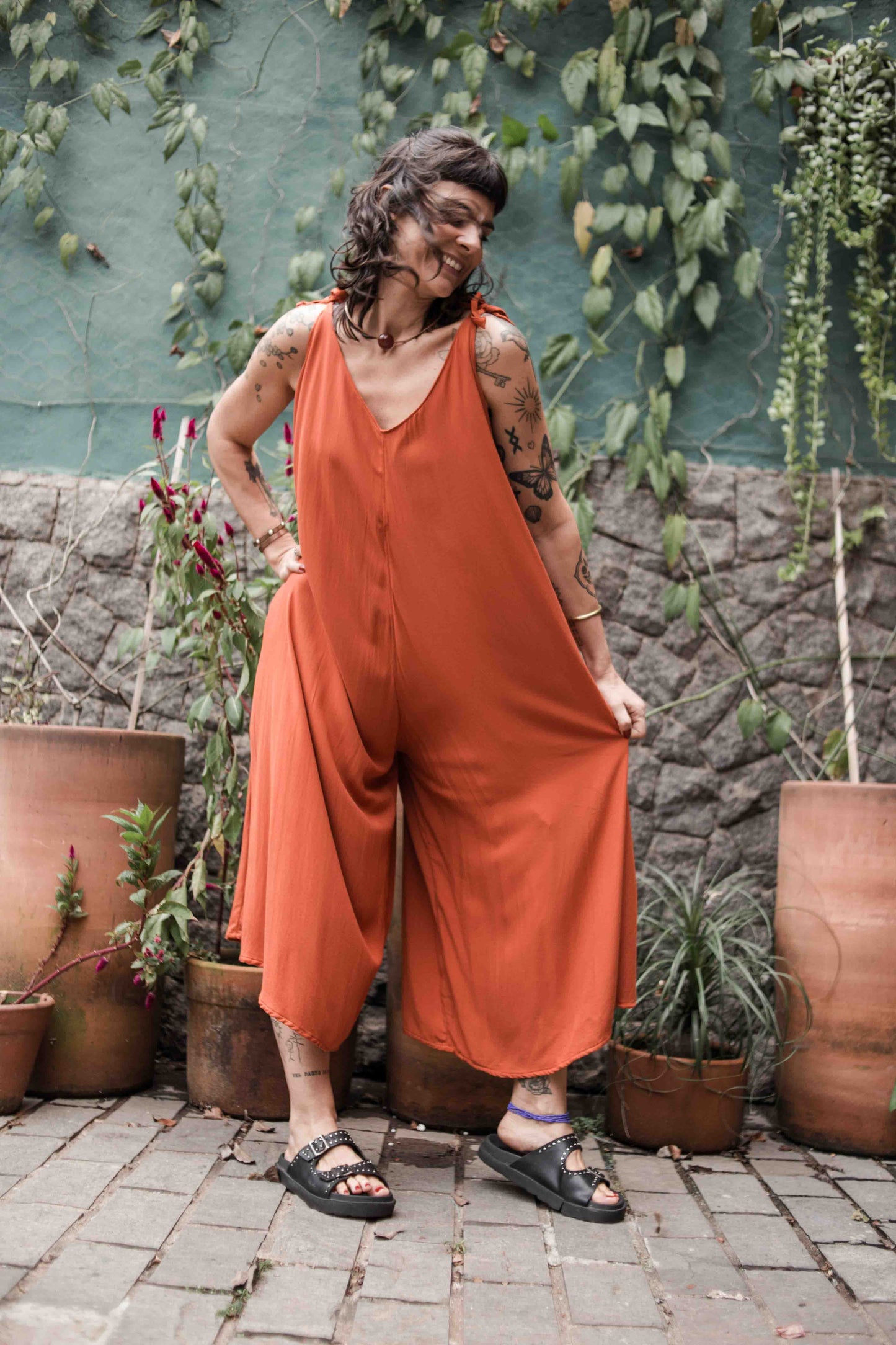 Da Pá Virada | Macacão feminino mutante 󠁯•󠁏󠁏 viscose sarjada terracota - Fuá Ateliê