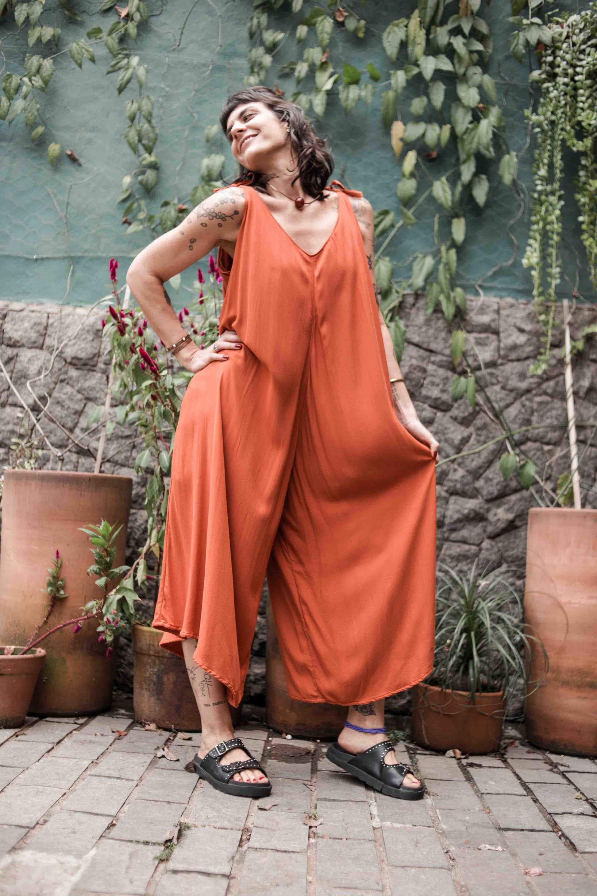 Da Pá Virada | Macacão feminino mutante 󠁯•󠁏󠁏 viscose sarjada terracota - Fuá Ateliê