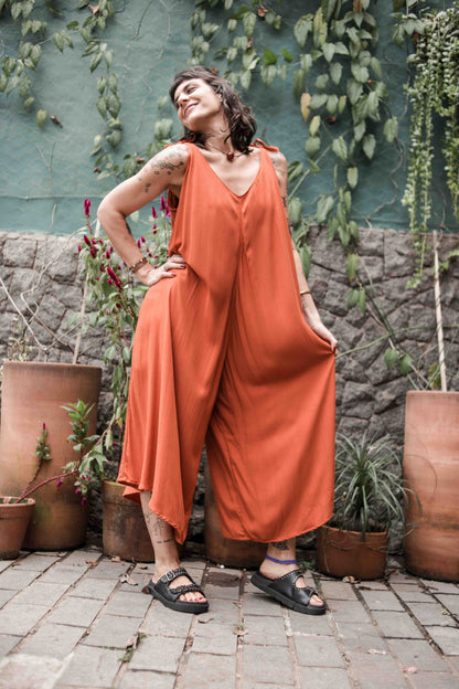 Da Pá Virada | Macacão feminino mutante 󠁯•󠁏󠁏 viscose sarjada terracota - Fuá Ateliê