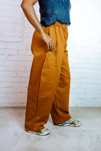 Casulo | Calça barrel leg 󠁯•󠁏󠁏 sarja mostarda - Fuá Ateliê
