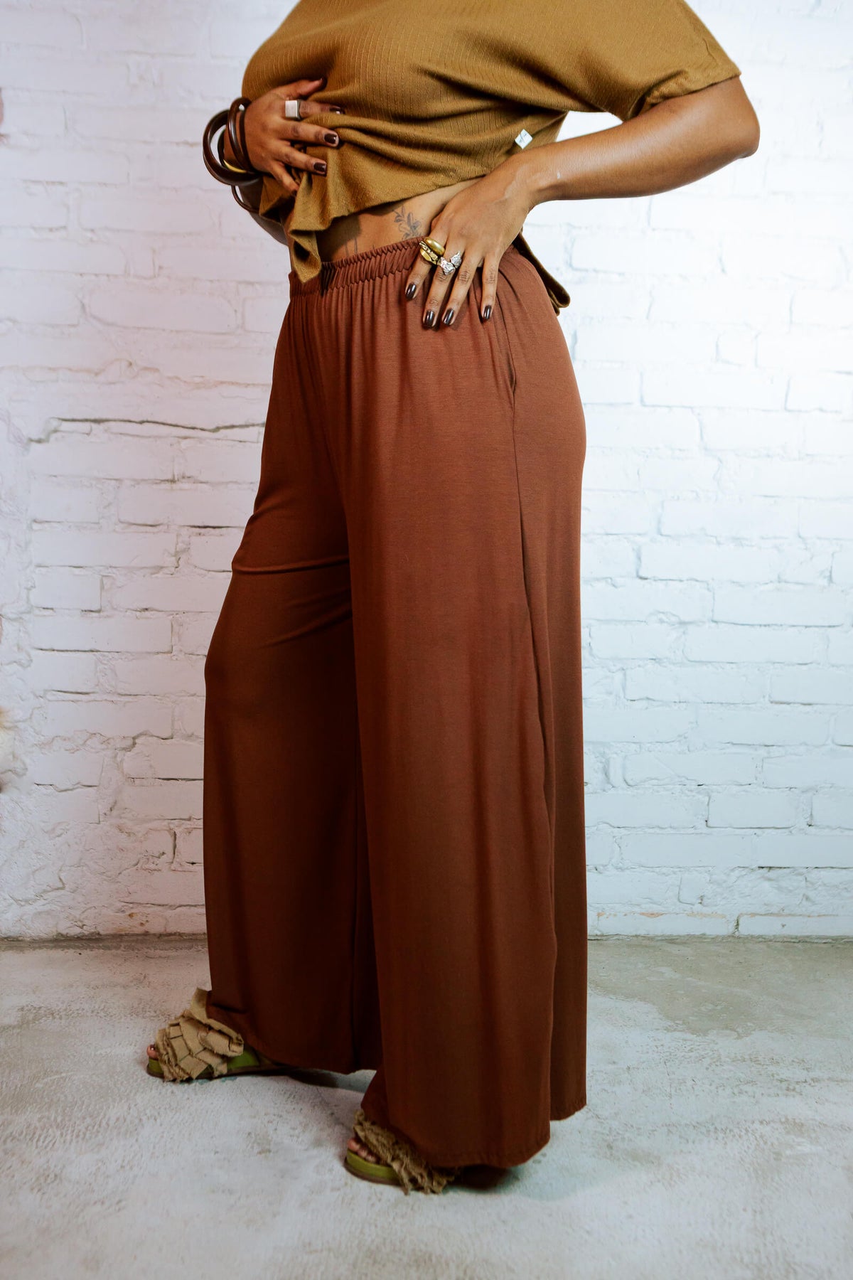 Invertida | Calça wide leg barra extra larga 󠁯•󠁏󠁏 viscolycra marrom - Fuá Ateliê