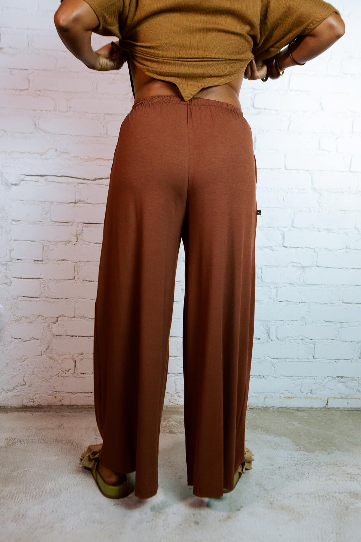 Invertida | Calça wide leg barra extra larga 󠁯•󠁏󠁏 viscolycra marrom - Fuá Ateliê