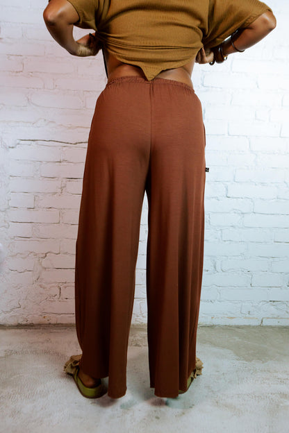 Invertida | Calça wide leg barra extra larga 󠁯•󠁏󠁏 viscolycra marrom - Fuá Ateliê