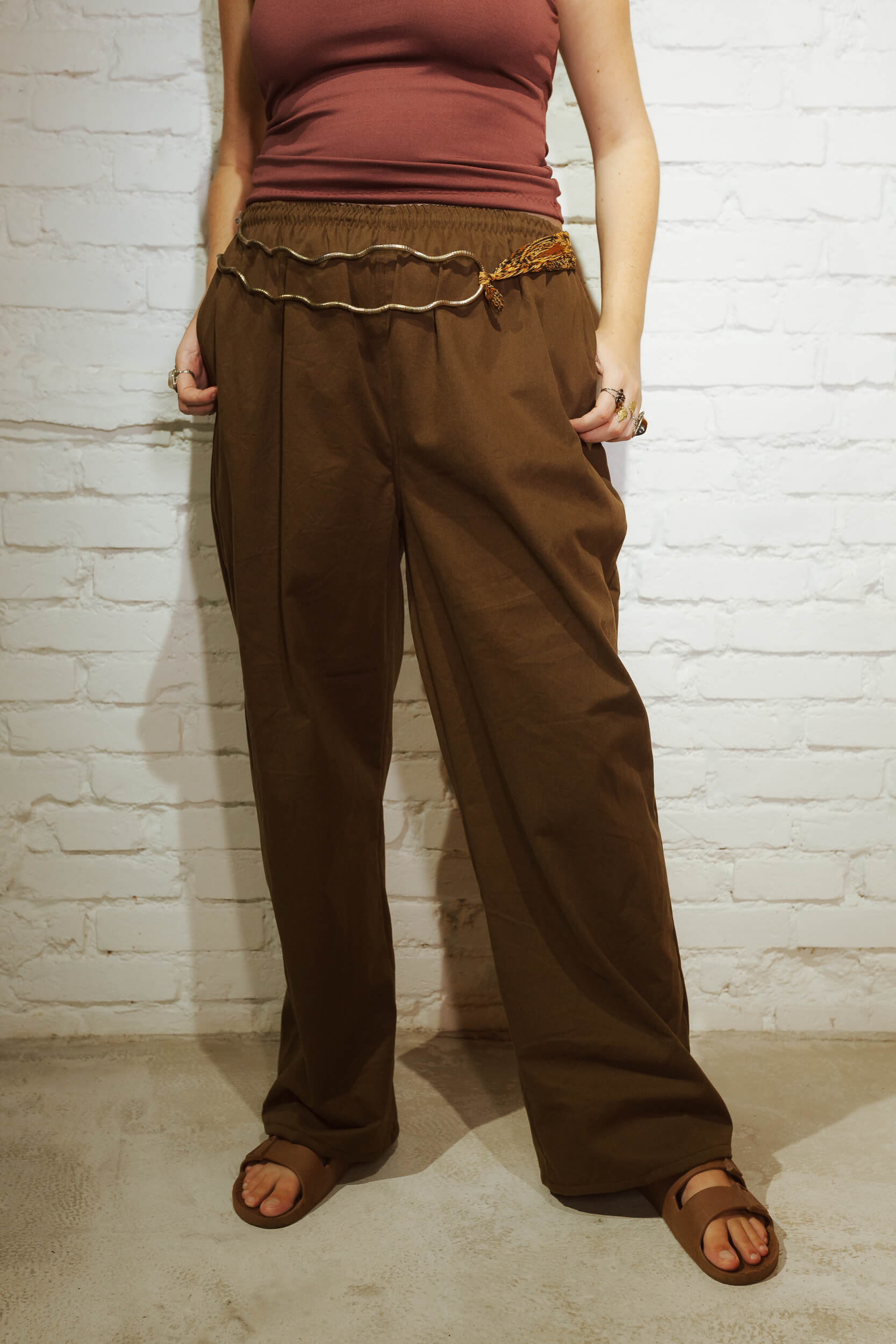 Leoa | Calça reta 󠁯•󠁏󠁏 sarja algodão marrom - Fuá Ateliê