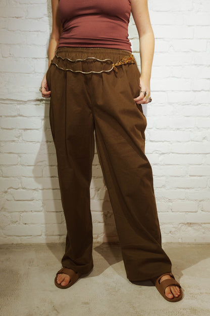 Leoa | Calça reta 󠁯•󠁏󠁏 sarja algodão marrom - Fuá Ateliê