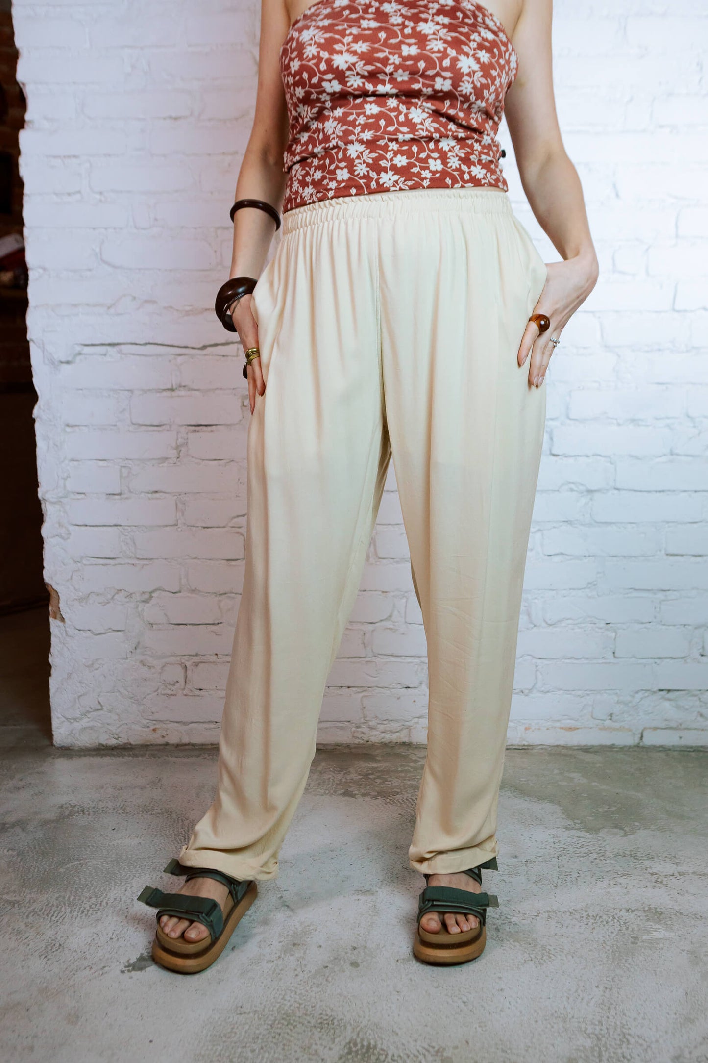 PAN Longa | Calça pantalona longa alfaiataria 󠁯•󠁏󠁏 viscose bege - Fuá Ateliê