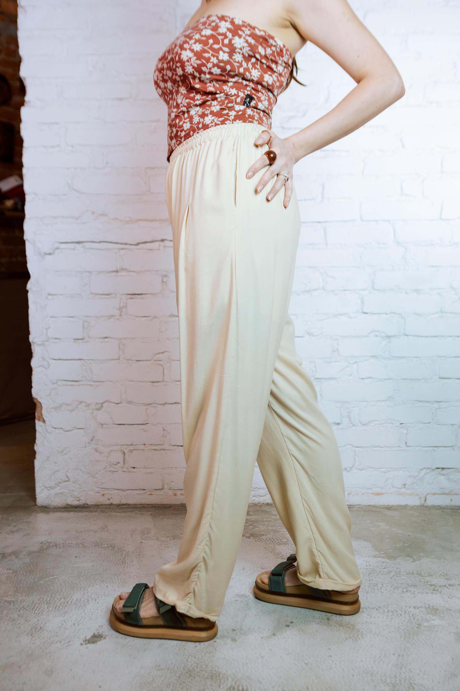 PAN Longa | Calça pantalona longa alfaiataria 󠁯•󠁏󠁏 viscose bege - Fuá Ateliê