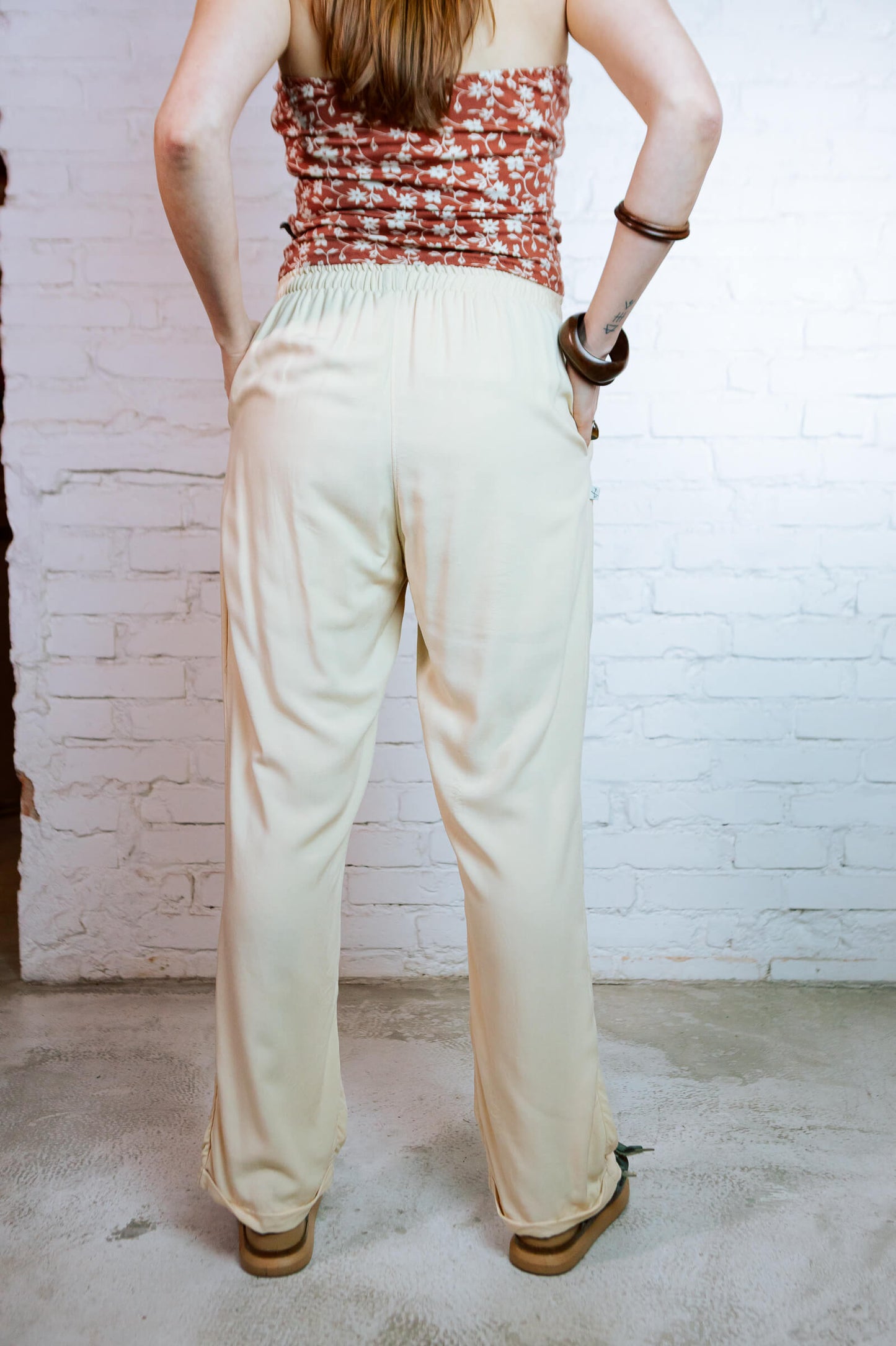 PAN Longa | Calça pantalona longa alfaiataria 󠁯•󠁏󠁏 viscose bege - Fuá Ateliê